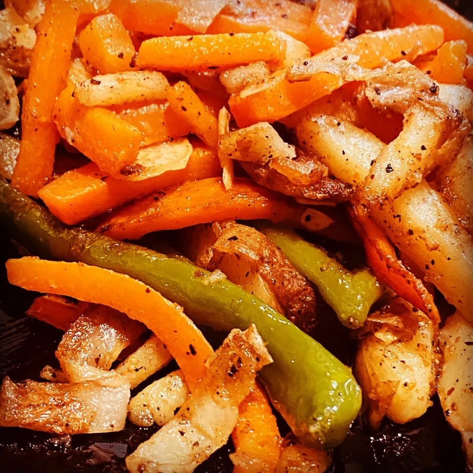 My Take on a Chicken And Mushroom Sauce Potato Pot pie 🥧 with Pan Fried Long Green Peppers , Baton Carrots and Potato 🥔 in Garlic & Butter  #chickenpie #homec|Emanuel Hayashiさん