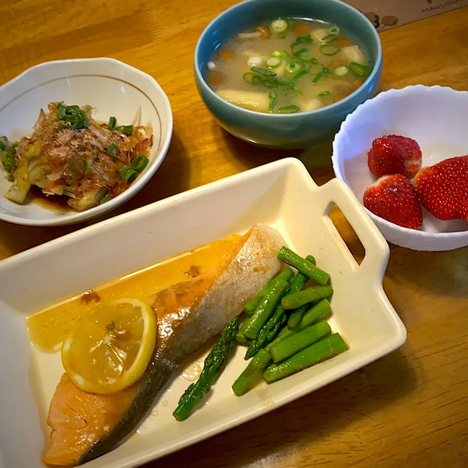 鮭のバター焼きと、焼き茄子と、なめこと豆腐の味噌汁|もえさん