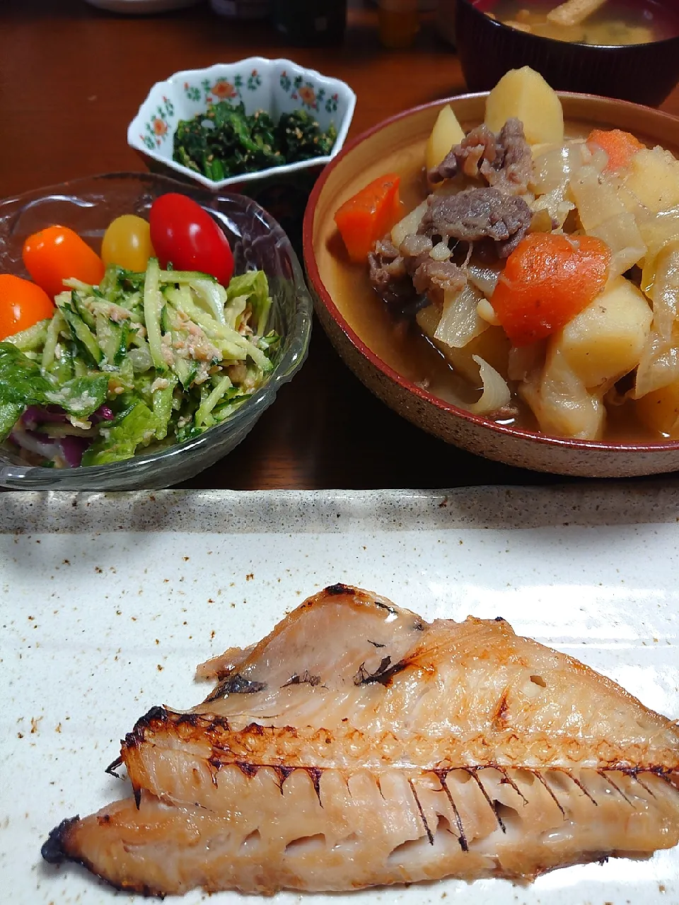 焼き魚
肉じゃが
ほうれん草の胡麻和え
サラダ|ぱやさん