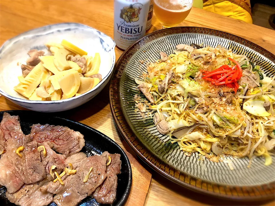 Snapdishの料理写真:筍と鶏めしもも肉の煮物　塩焼きそば　牛焼肉|じゅんさんさん