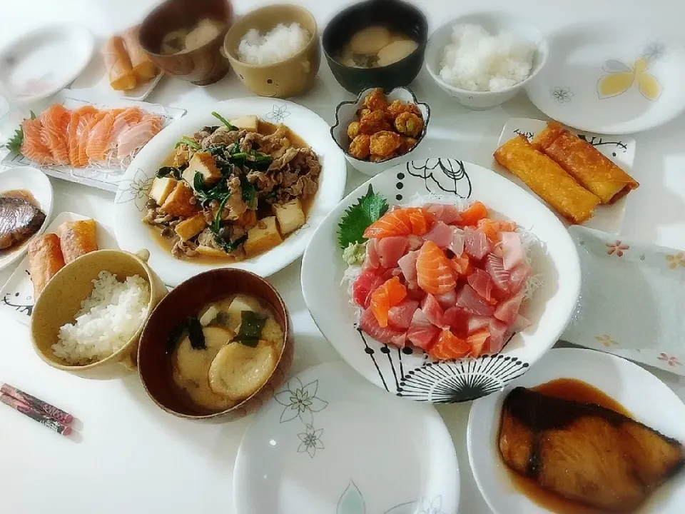 夕食(*^^*)
豚肉と厚揚げと野菜炒め(しめじ、ほうれん草)
パパさん→お刺身オードブル(マグロ、サーモン、ハマチ)
下の子→サーモン
ポテトチーズ春巻き
枝豆さつま揚げ
お味噌汁(渦巻き麩、ワカメ、豆腐)|プリン☆さん