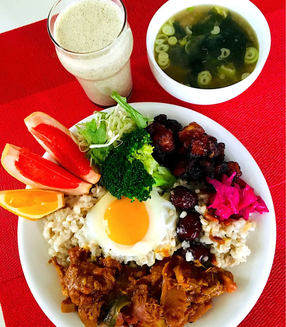 ハッピーモーニングセット🤗💖具沢山スパイスチキンカレー🍛もち麦ご飯薬膳粥🍚鶏から揚げ🐓💖セサミンスムージー💪納豆汁^_^🙏|HAMI69さん