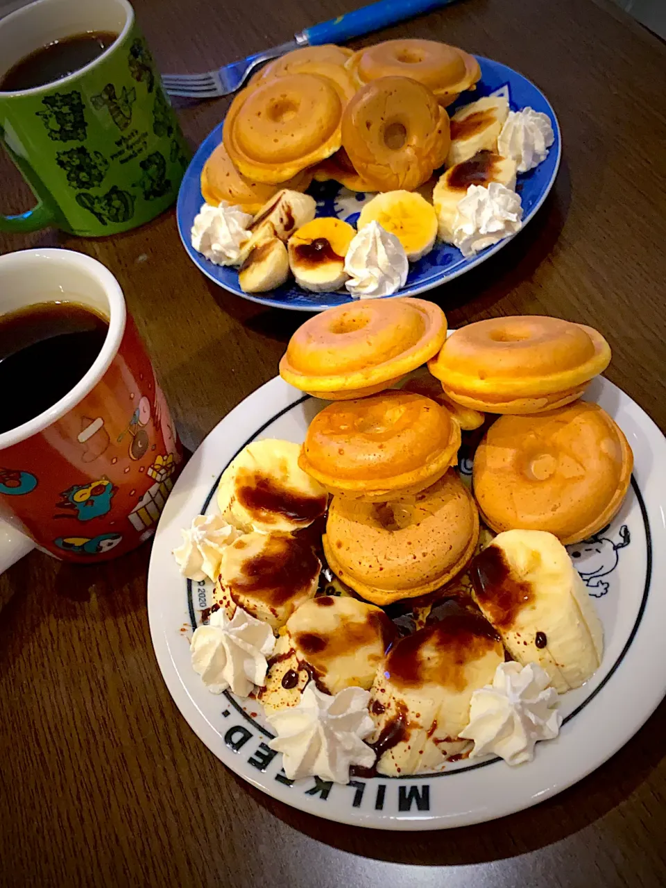 Snapdishの料理写真:バナナチョコドーナツパンケーキ🍌🍩　コーヒー☕️|ch＊K*∀o(^^*)♪さん