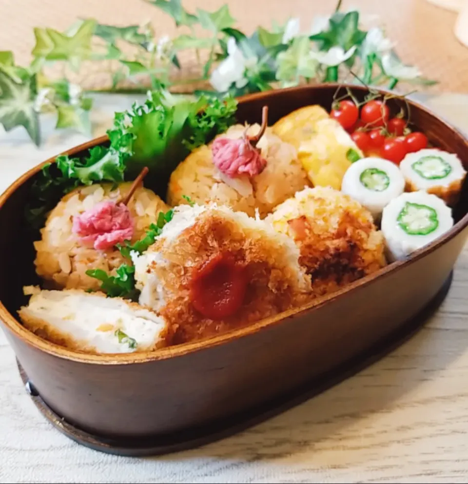 今日のお弁当。
鯛めしおにぎり。蓮根のはさみ揚げ。|yoshiyoshiさん