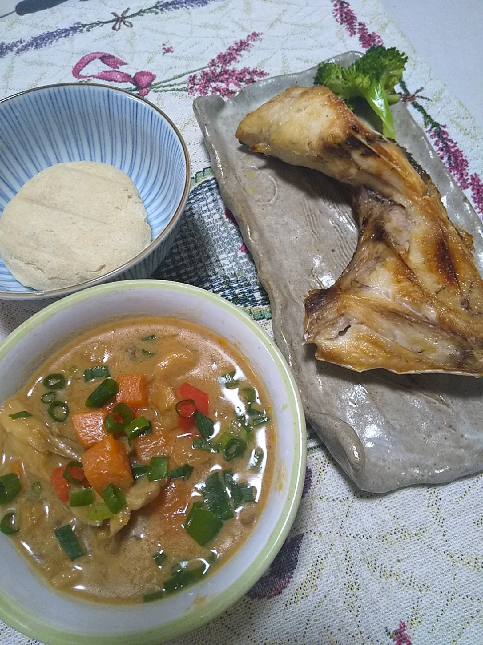 今日のご飯
※鰤カマの塩焼き
※野菜たっぷり豆乳味噌スープ
※おからパウダープチパン|れあMIXさん