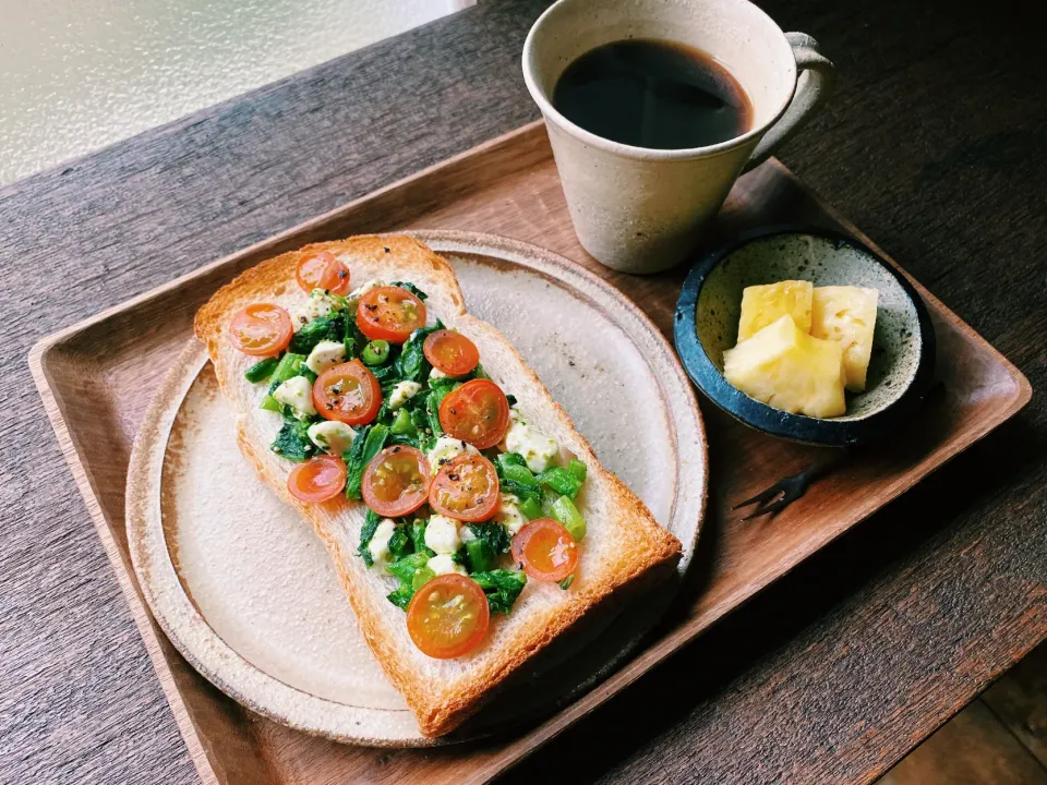 菜の花とトマトとクリームチーズトースト|hibi_apeさん