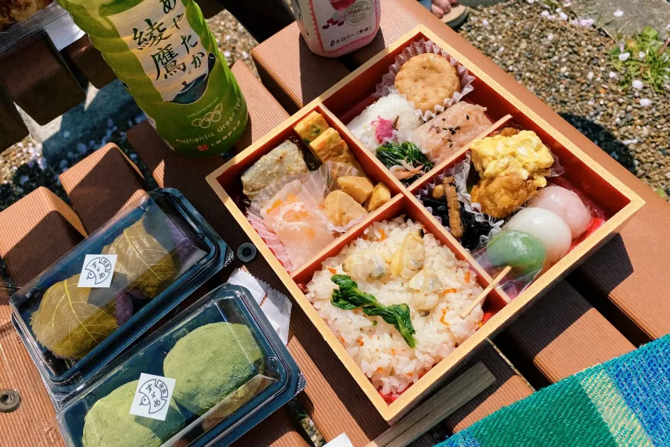 Snapdishの料理写真:外で食べるお弁当|hibi_apeさん