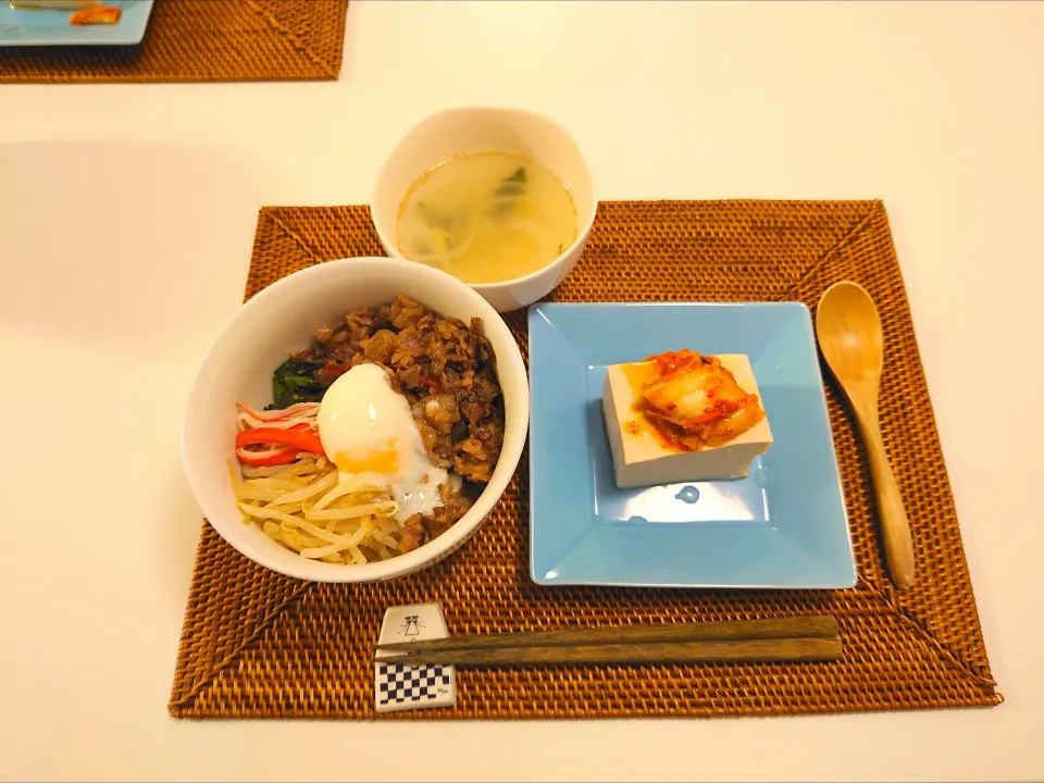 今日の夕食　塩麹ビビンバ丼、キムチのせ冷奴、わかめスープ|pinknari🐰🌈さん