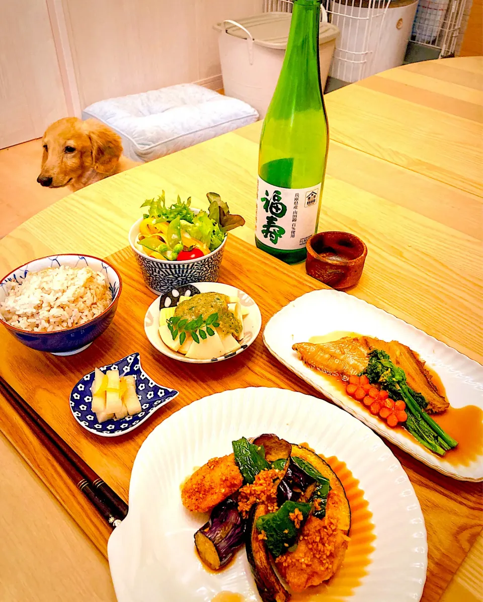 今日の夕食　鶏と野菜の香味揚げ　ナメタカレイの煮付け　筍の山椒味噌和え　サラダ　ゆず大根　もち麦ごはん|ふわ猫はなちゃんさん