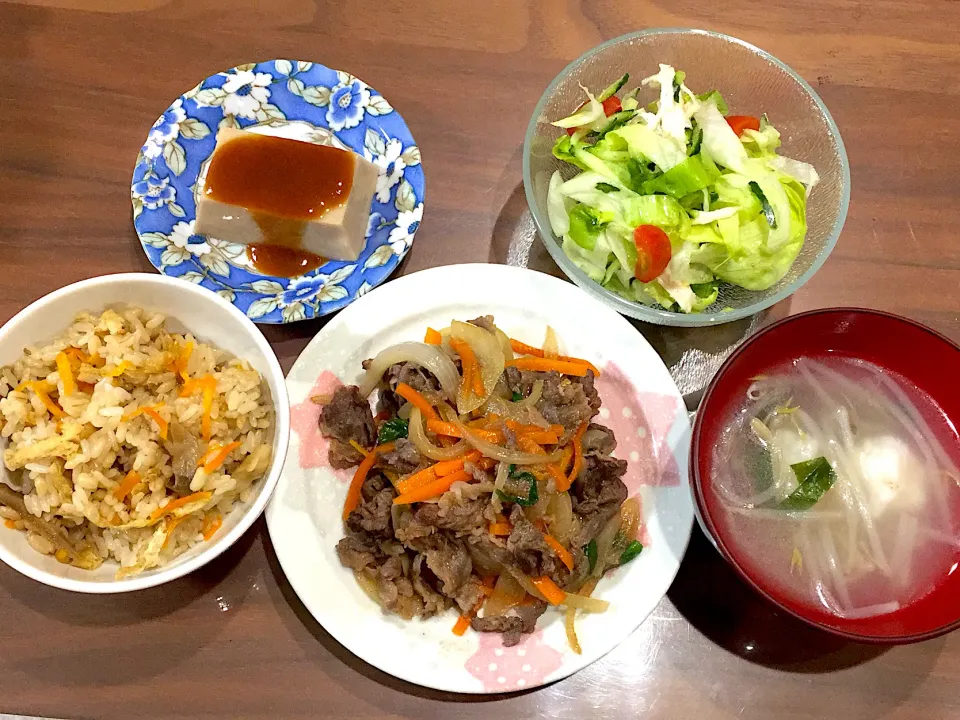 炊き込みご飯 プルコギ もやしのだご汁 レタスと蒸し鶏のサラダ 胡麻豆腐|おさむん17さん