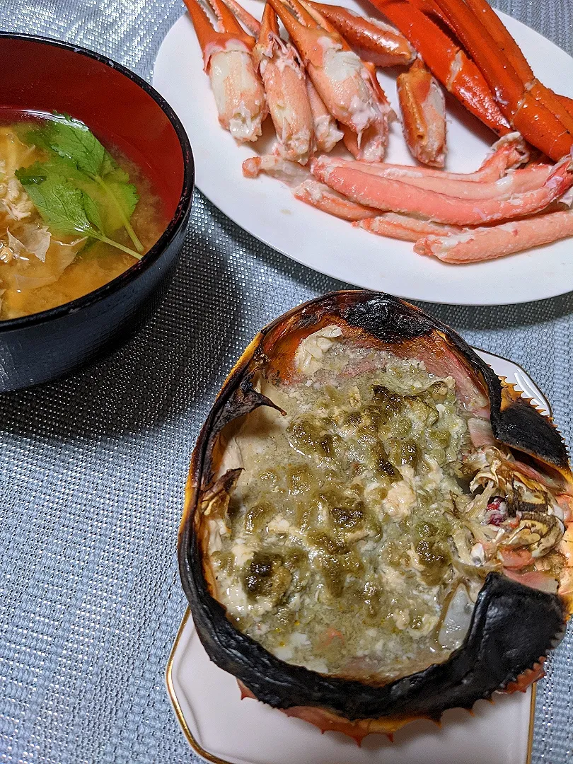 カニ味噌甲羅焼きと茹でたカニと蟹の味噌汁|ぽっぽさん