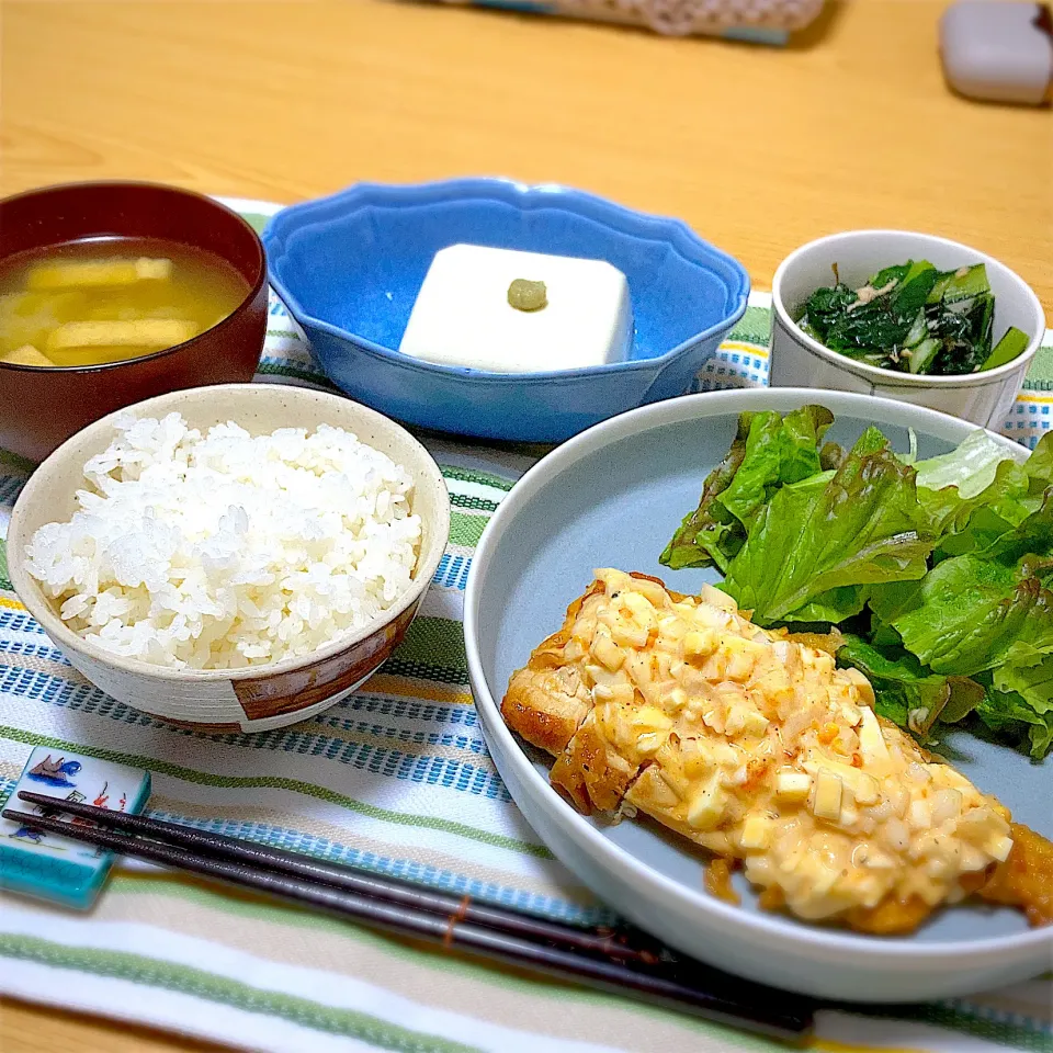 Snapdishの料理写真:チキン南蛮、小松菜ときゅうりのツナ和え、わさび冷奴、味噌汁(人参、大根、油揚げ)|ツインうさぎさん