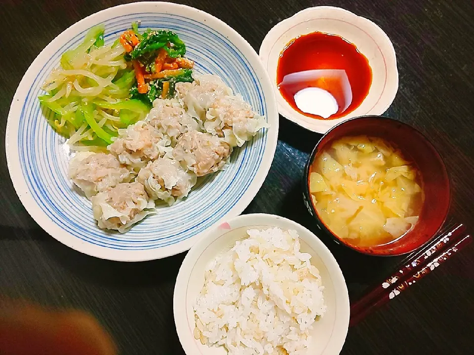 もち麦ごはん、味噌汁、手作りえびしゅうまい、もやしとセロリのナムル、ほうれん草の胡麻和え|サトリさん