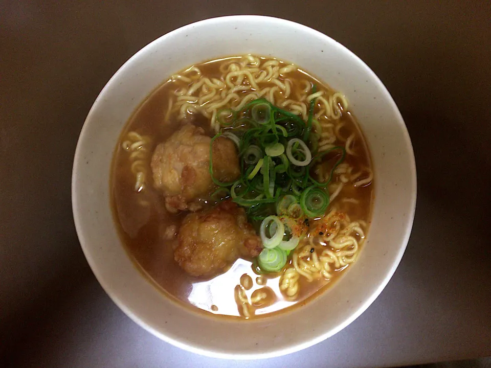 赤味噌ラーメン•唐揚げ入|ばーさんさん