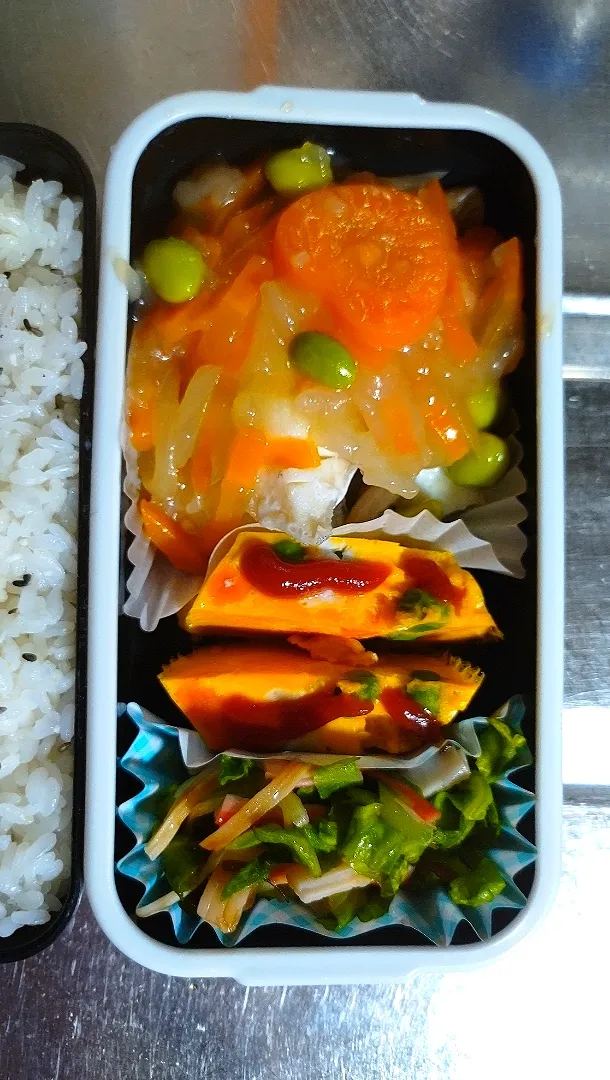 Snapdishの料理写真:旦那弁当　2021/4/6

タラの野菜あんかけ
ベジオムレツ
キャベツとカニカマの塩こぶあえ|ユキヨメ♪さん