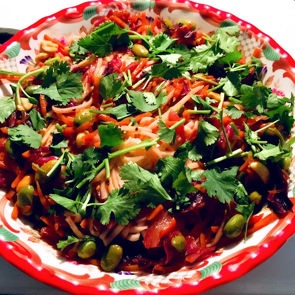 My rainbow Thai noodles with, Edamame, Thai Chili Sauce. Yum! 😋|Jen Marさん