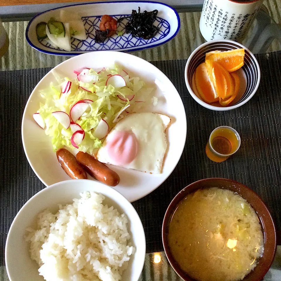 2021年4月6日　男前美容師の手作り朝ごはん　目玉焼き　ウィンナー　レタスサラダ　春キャベツと玉ねぎ味噌汁　オレンジ　今日も美味しくいただきました。|Booパパさん