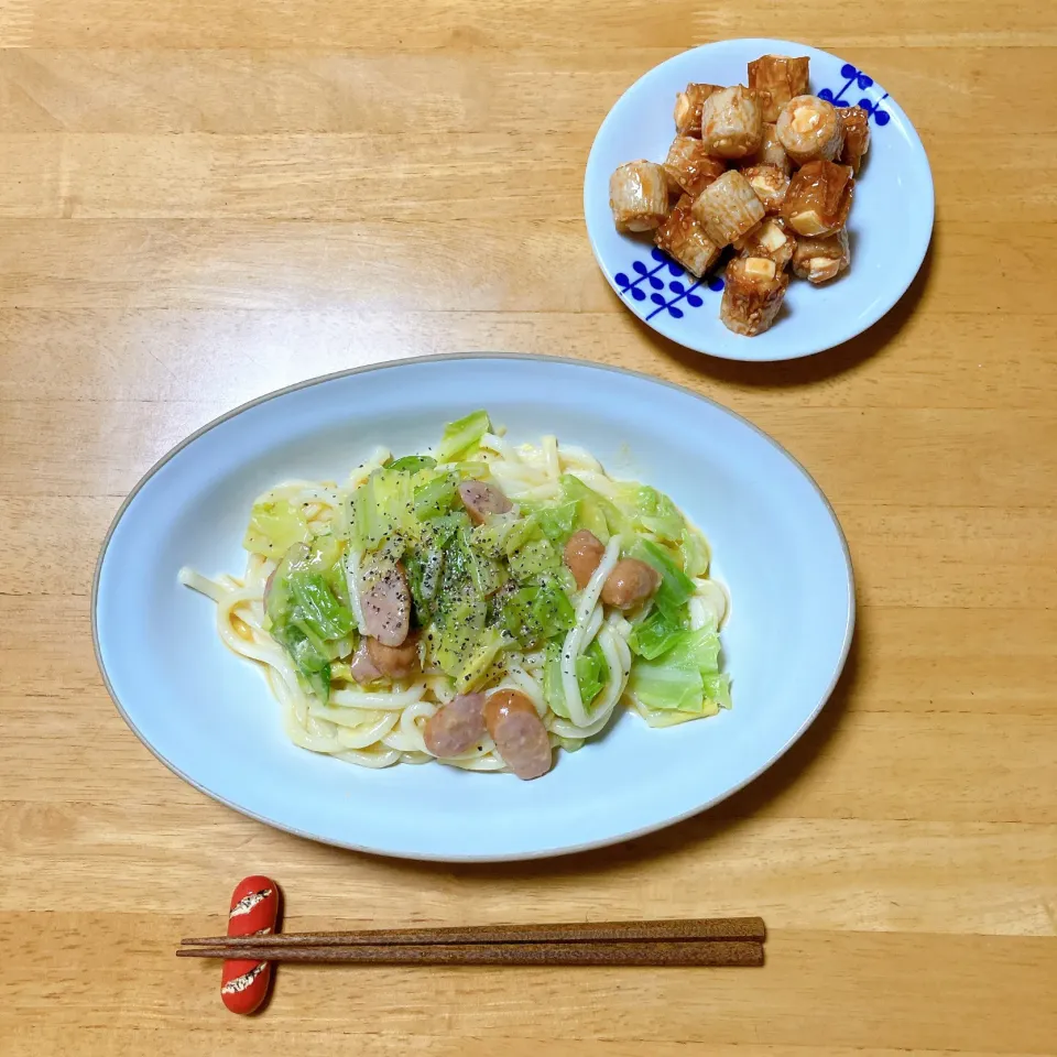 Snapdishの料理写真:春きゃべつのカルボナーラうどん🥬　　チーズちくわのヤンニョム風🧀|ちゃみこさん