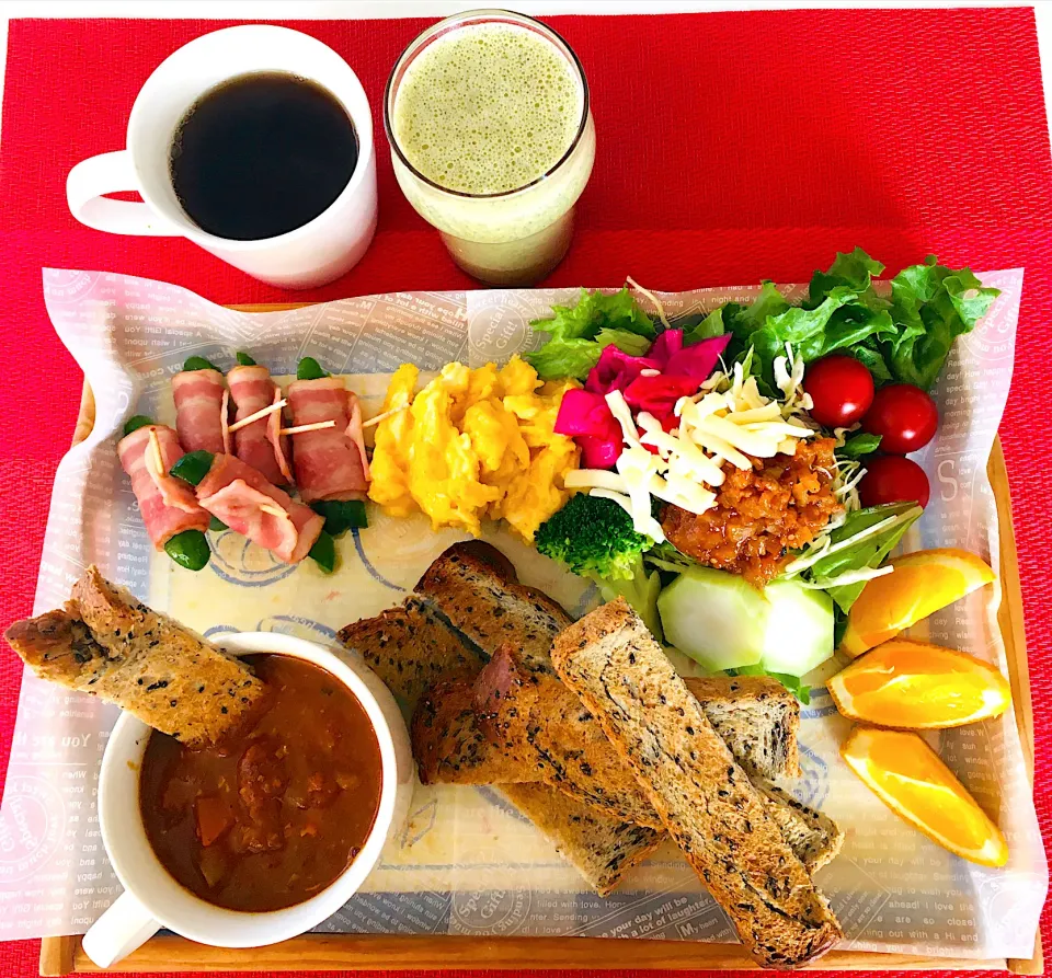 ハッピーモーニングセット🤗💖カレーつけパン🍞黒胡麻パン💪😋ピーマンベーコン🫑マヨ入りスクランブルエッグ🥚たっぷり野菜サラダ🥗紅ナツメ紅茶😋セサミンスムージー💪💖完食笑笑👍💖|HAMI69さん