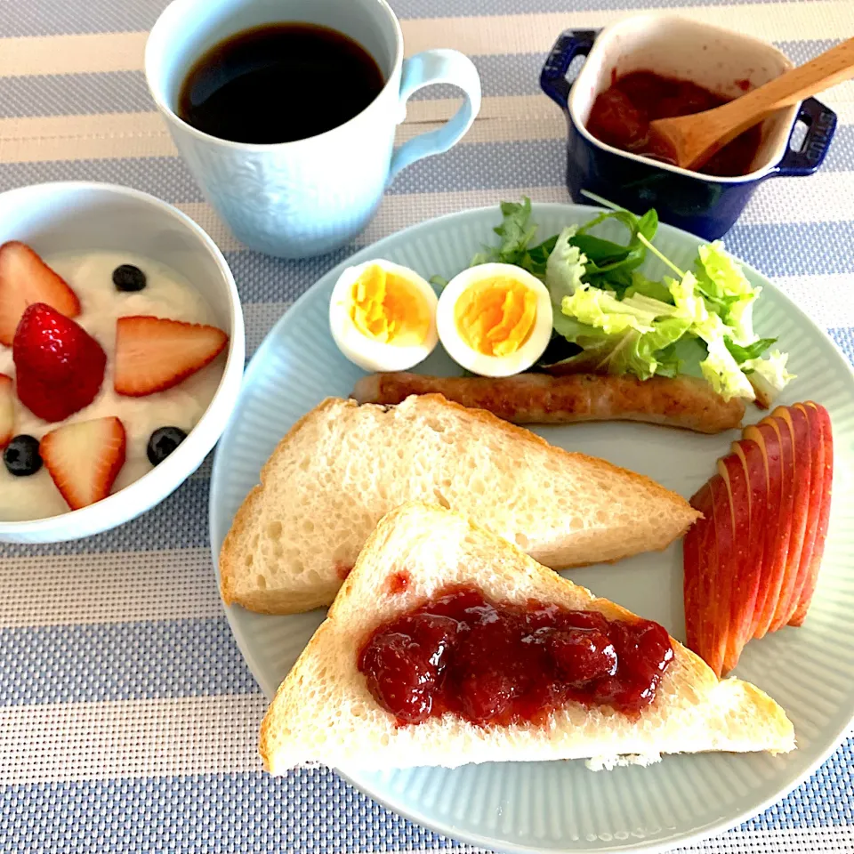 Snapdishの料理写真:🍓手作りイチゴジャムモーニングプレート🍓|あっちゃんさん