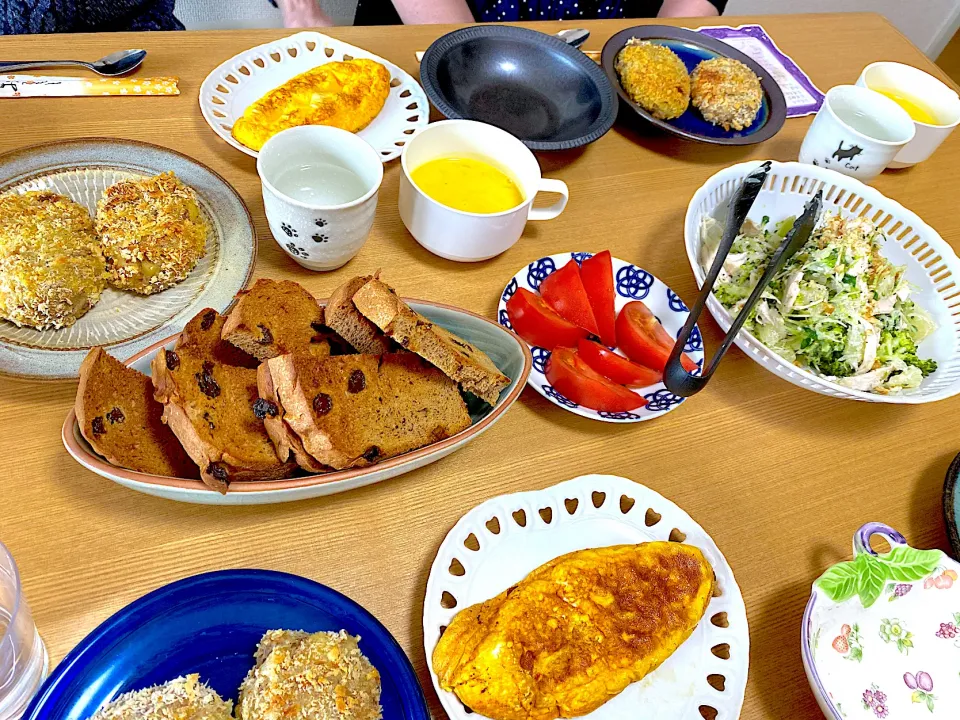 おうち花見&誕生日おもてなし㊗️🎂コロッケ、カボチャスープ、サワーポメロの春のヨーグルトサラダ、全粒粉レーズン食パン、オムレツ|1614さん