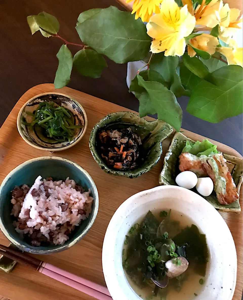 朝食　お赤飯　アサリの味噌汁　ほうれん草おひたし　ひじき　竹輪の磯辺揚げ　うずら卵|izunさん