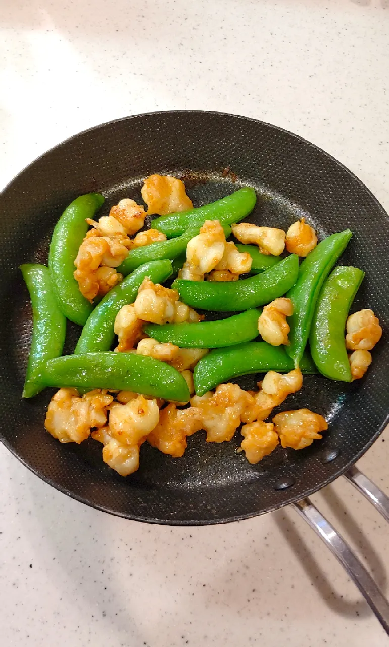 まりおさんの料理 鶏ひざ軟骨ｽﾅｯﾌﾟｴﾝﾄﾞｳ炒め|リカさん