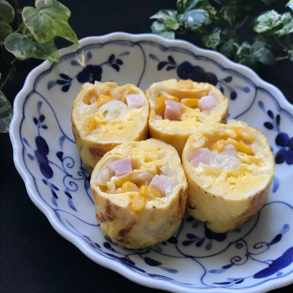 Snapdishの料理写真:🥚今日はパン作りの始末の料理🥚フィリング寄せ集め＋チーズの チョコッと卵焼き🧅🌽🥓🧀|Hollyさん