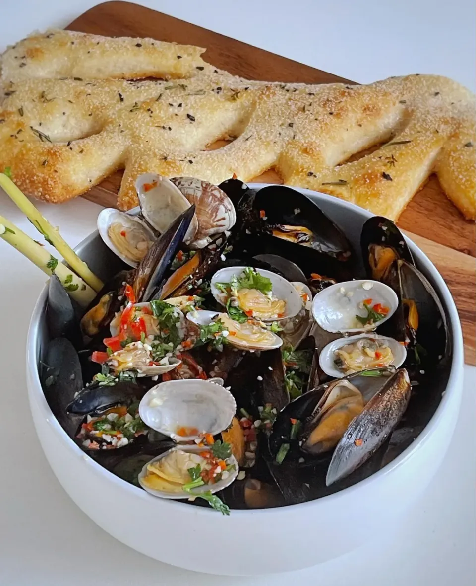 Lemongrass mussels and clams served with fougasse|12Dragonさん