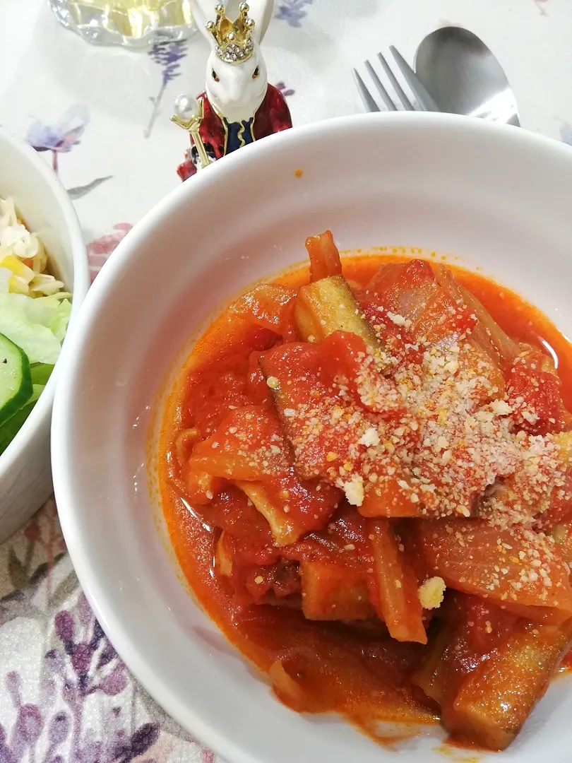 Snapdishの料理写真:''21,4/6
🐔ちゃんと牛蒡のトマト煮で晩ご飯😋|たえさん