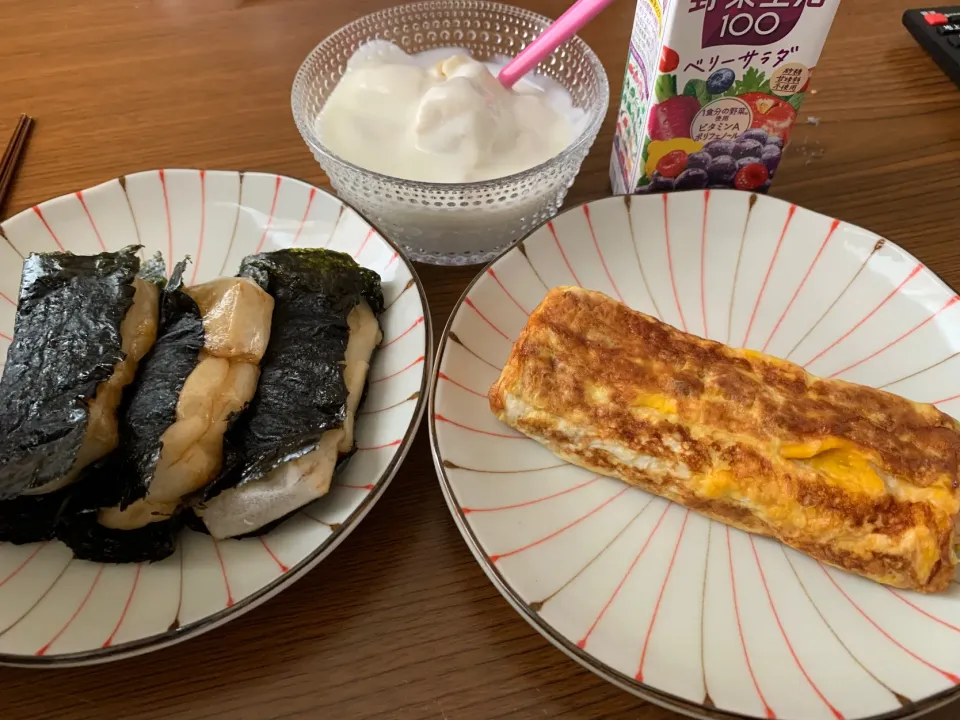 Snapdishの料理写真:4月6日昼はいそべ餅と納豆卵焼き|とももさん