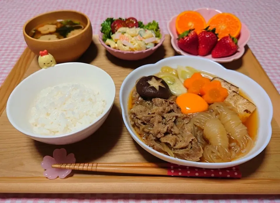 Snapdishの料理写真:❁すき焼き風肉豆腐
❁マカロニサラダ
❁ごはん
❁わかめと花麸のみそ汁
❁いちご&みかん

牛肉が安かったのですき焼き風肉豆腐にしました😊
具材は(牛肉、ねぎ、玉ねぎ、人参、椎茸、焼き豆腐、しらたき)です☺️|みかんちょこさん