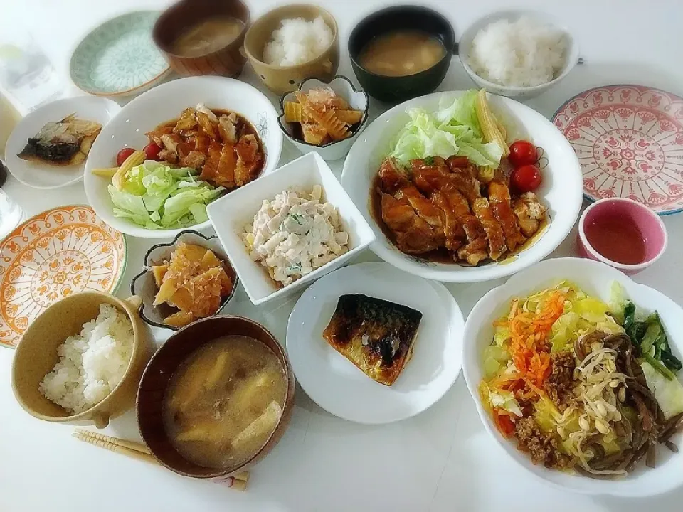 Snapdishの料理写真:夕食(*^^*)
照り焼きチキン&サラダ🥗
鯖塩焼き
たけのこの土佐煮
春キャベツのナムルサラダ
マカロニツナサラダ
お味噌汁(なめこ、油揚げ)|プリン☆さん