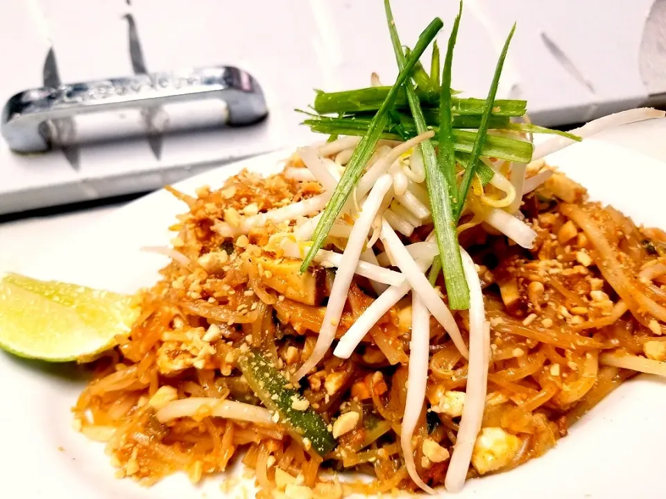 Snapdishの料理写真:PAD THAI CHICKEN |SONN'Sさん