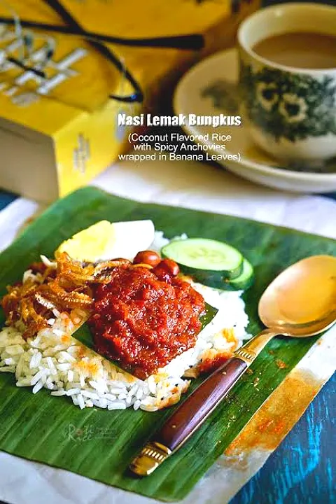 Snapdishの料理写真:NASI LEMAK BUNDA SHAFA 
Harga Rp. 8000 /porsi
terdiri dari :
Nasi, telur rebus, kacang goreng, ikan teri goreng dan sambal khasnya.
cobain yuk...|Intan Yuliana Msiさん