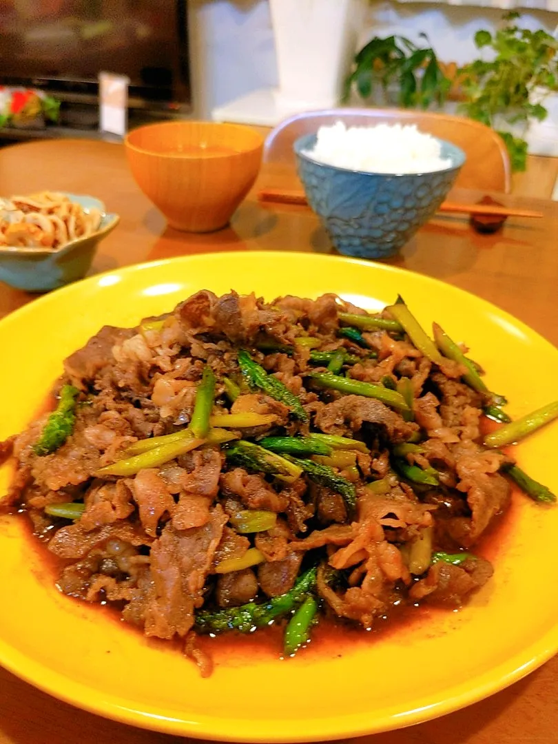 Snapdishの料理写真:今日の晩ごはん☆
ごま油で炒めたアスパラと牛肉の醤油の甘辛炒め。ご飯によく合う(^^)★美味しかった。|yuriさん