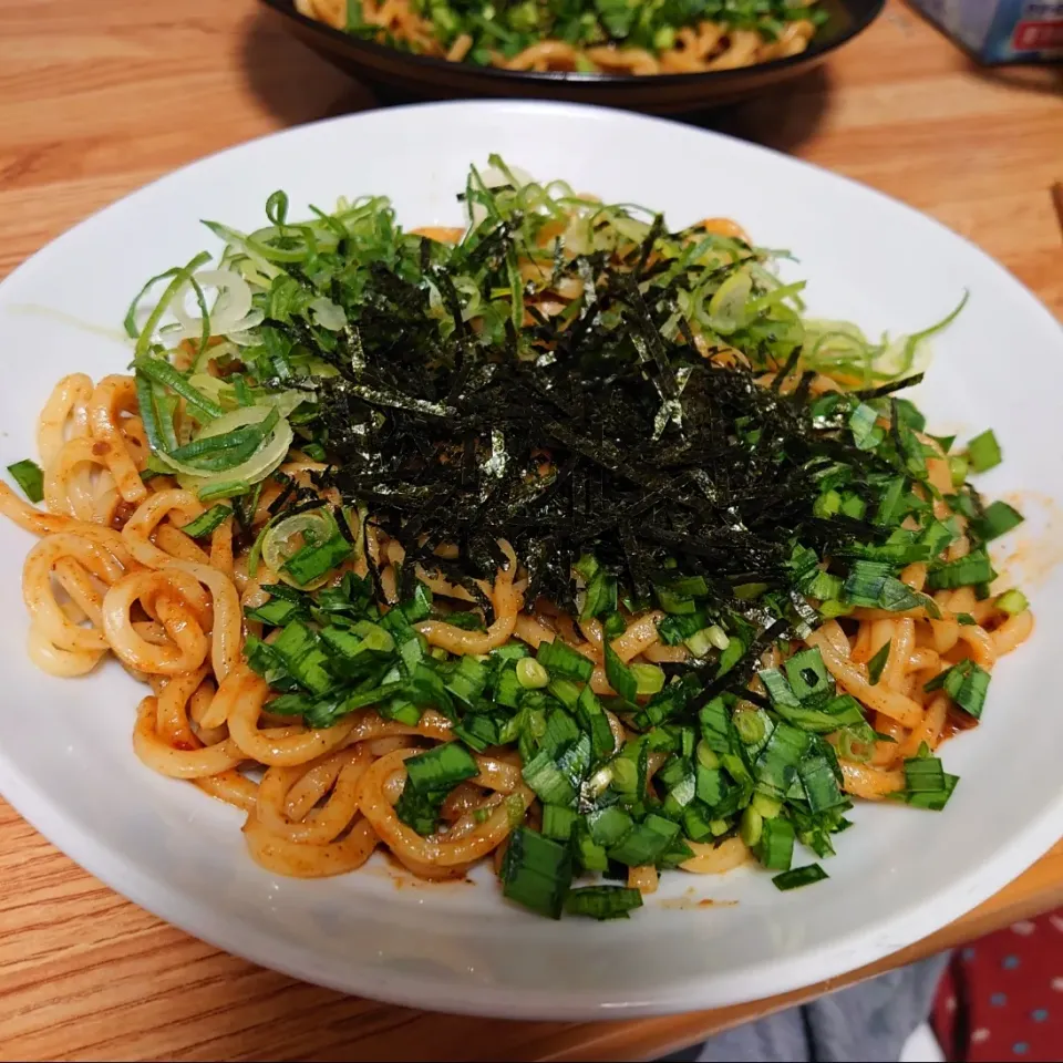 Snapdishの料理写真:混ぜそば  ニラとネギたっぷり🎵
    ダンナお手製😋💕   ニラは生で食す|みやちんさん