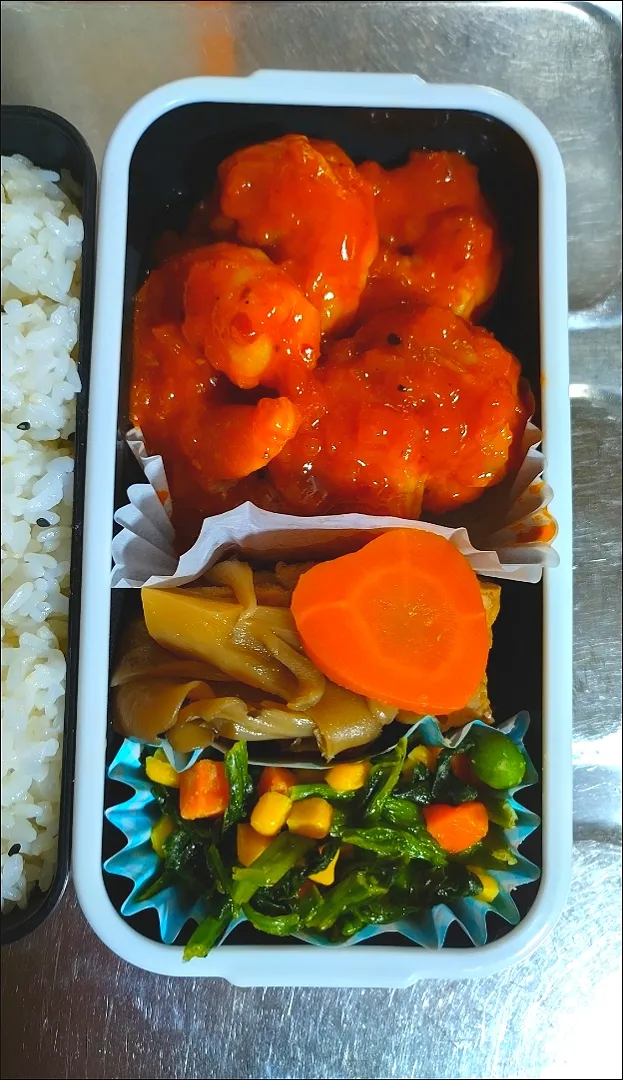 Snapdishの料理写真:旦那弁当　2021/4/7

エビチリ
舞茸と厚揚げの煮物
ほうれん草のバター醤油|ユキヨメ♪さん