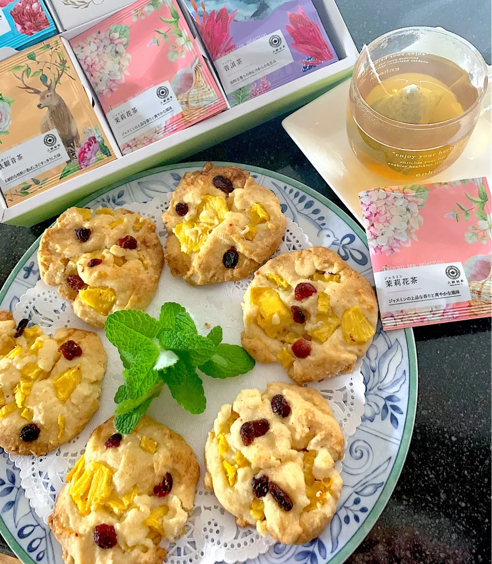 Snapdishの料理写真:marichさんの料理 フレッシュいちごクッキーを台湾パイナップル🍍に代えて🍍|シュトママさん