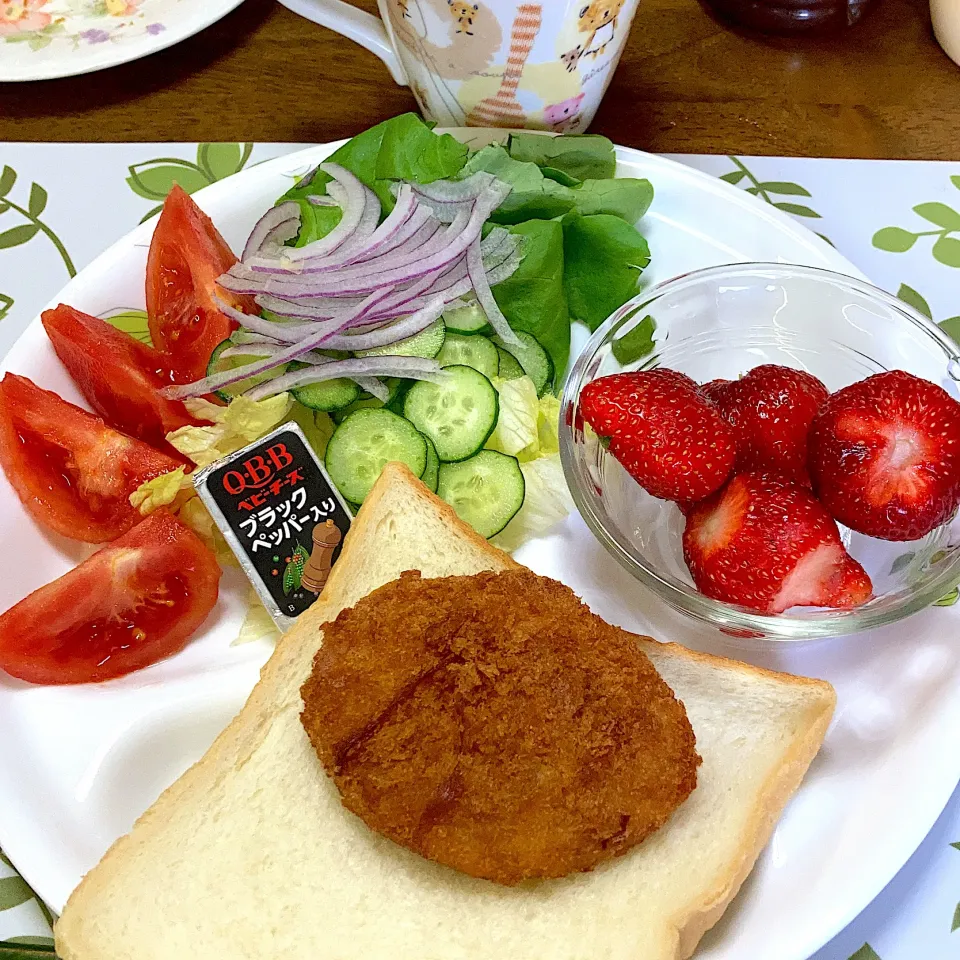 サラダ🥗とコロッケパン|みんみんさん