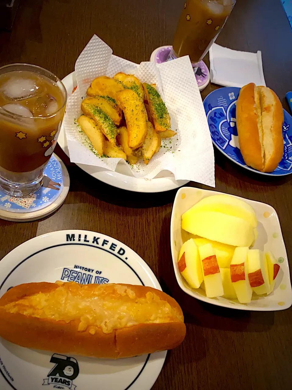 Snapdishの料理写真:チーズガーリックバタートースト🥖🧄🧀　フライドポテト　青海苔　りんご🍎　アイスカフェラテ🧉🥛|ch＊K*∀o(^^*)♪さん