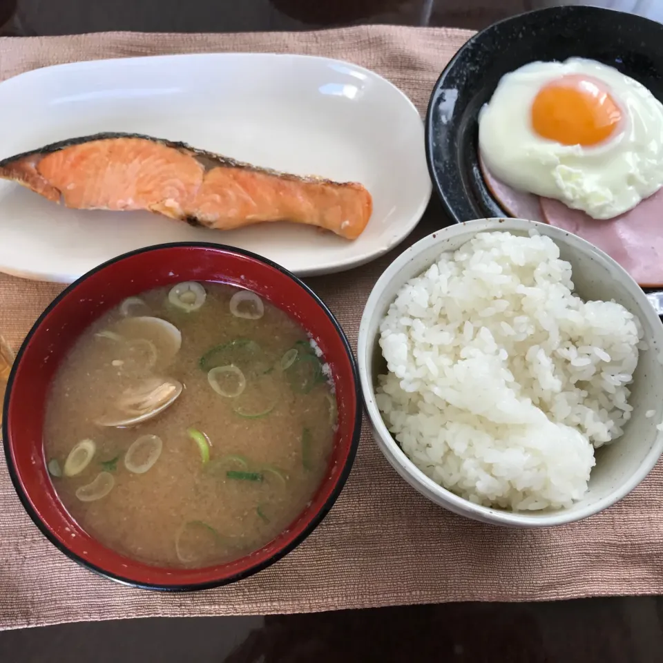 焼鮭、アサリのお味噌汁、目玉焼き🍳|純さん