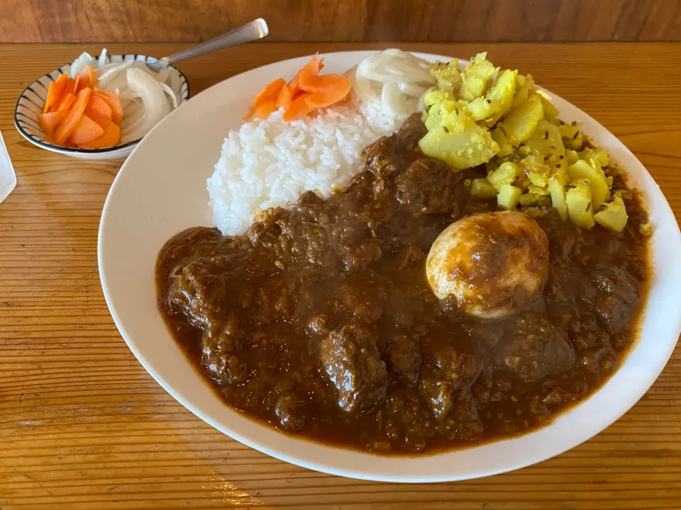 激辛ビーフ🍛極辛🔥、味玉トッピング🥚ピクルスマシマシ🥒|buhizouさん