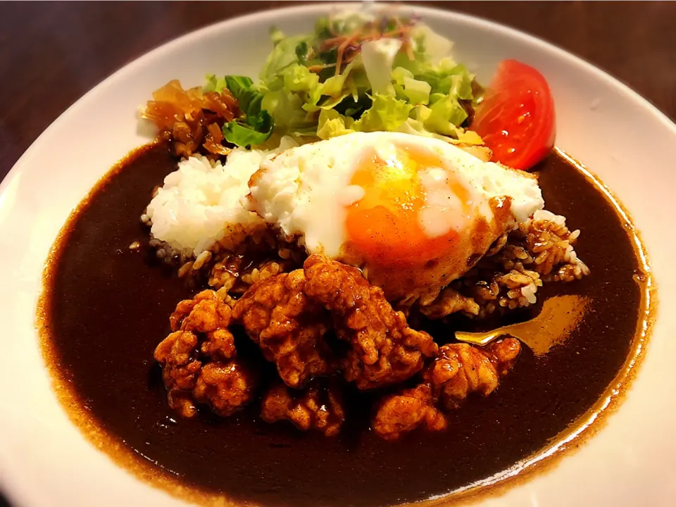 Snapdishの料理写真:フライドチキンカレー ¥920|Blue Moon Caféさん