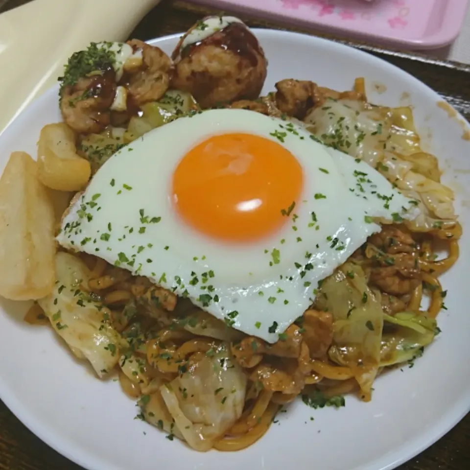 焼きそばに目玉焼き|しまだ ちえこさん