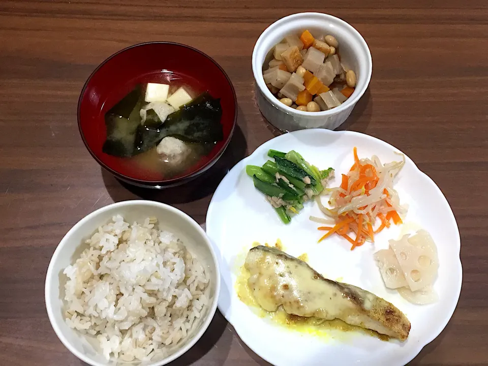 Snapdishの料理写真:鱈のカレームニエルチーズのせ 酢蓮 もやしと人参のナムル 小松菜とツナの和え物 五目豆 つみれと豆腐の味噌汁|おさむん17さん