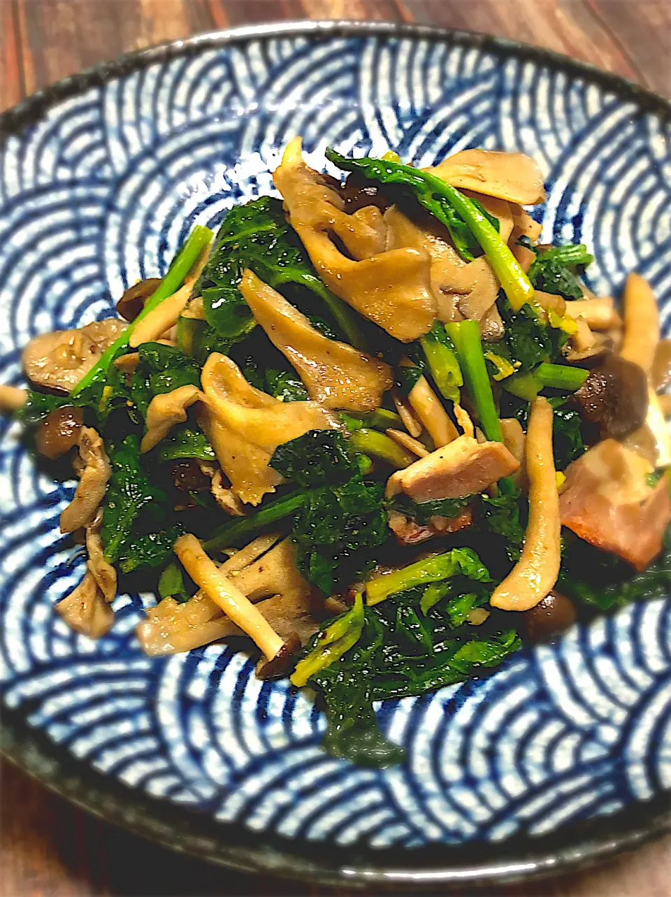 Snapdishの料理写真:雪の下ほうれん草とキノコ🍄の炒め物|みゆきさん