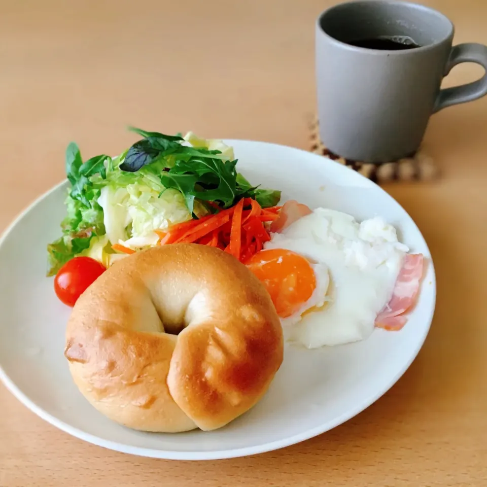 Snapdishの料理写真:プレーンベーグル　で　朝ごはん|FIKA789さん