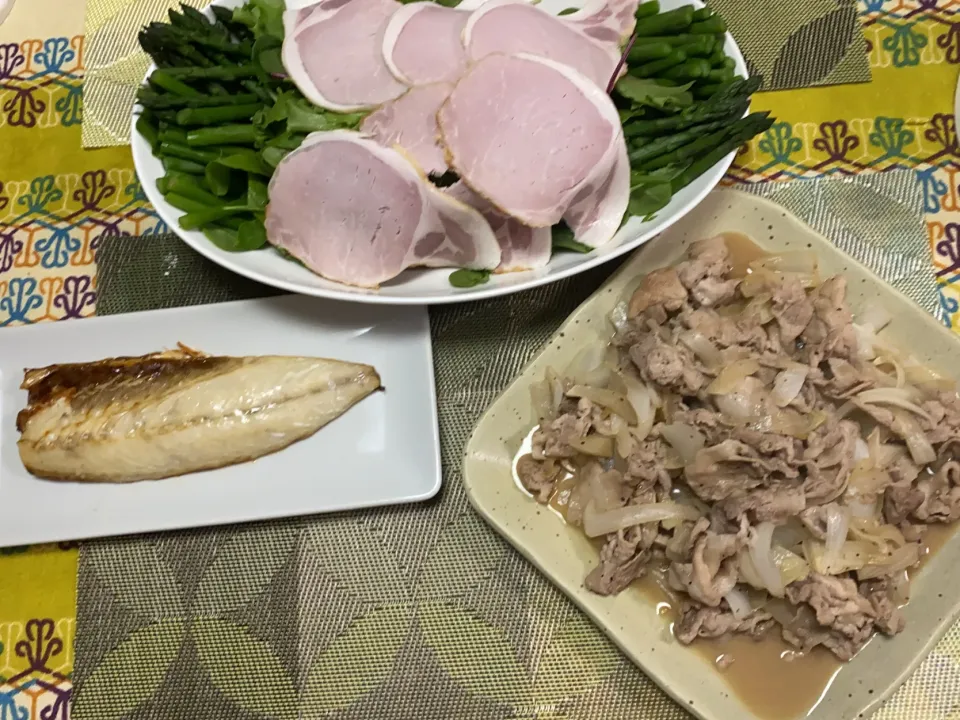 鯖の塩焼き、豚肉バタポン炒め、ハムとアスパラのと新たまねぎのサラダ|peanutsさん