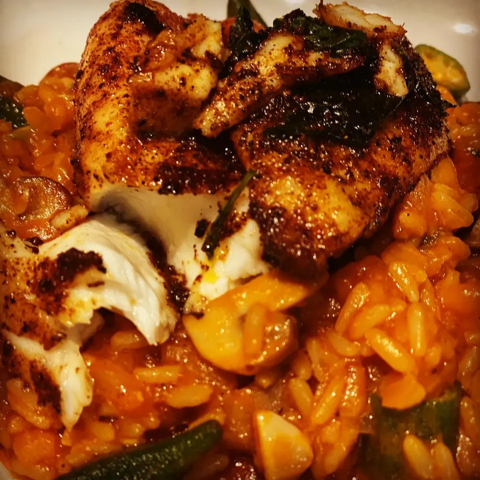 Southern Style with a taste of Italian Risotto with Tomato & Spicy Sausage , Mushrooms , Onions, Garlic, Cajun Spice, Rice, Fresh Basil 🌿 Fresh Cod Fillets whi|Emanuel Hayashiさん